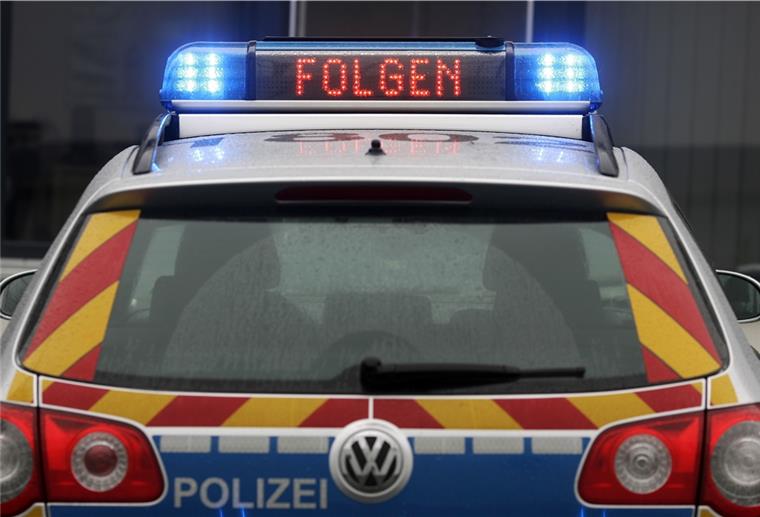 Zwei deutlich überladene Fahrzeuge stoppte die Polizei am Montag auf der A1.