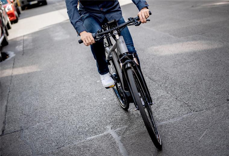 E-Bikes aus privater Garage in Cuxhaven gestohlen Radfahrer auf E-Bike