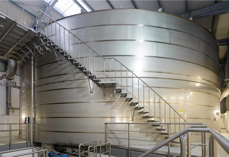 Wasser- und Stromversorgung sind gesichert Zwei Edelstahlbehälter mit einem Nutzvolumen von jeweils 2000 Kubikmetern Trinkwasser stehen im Wasserwerk Bexhövede. Sie werden nie leer.