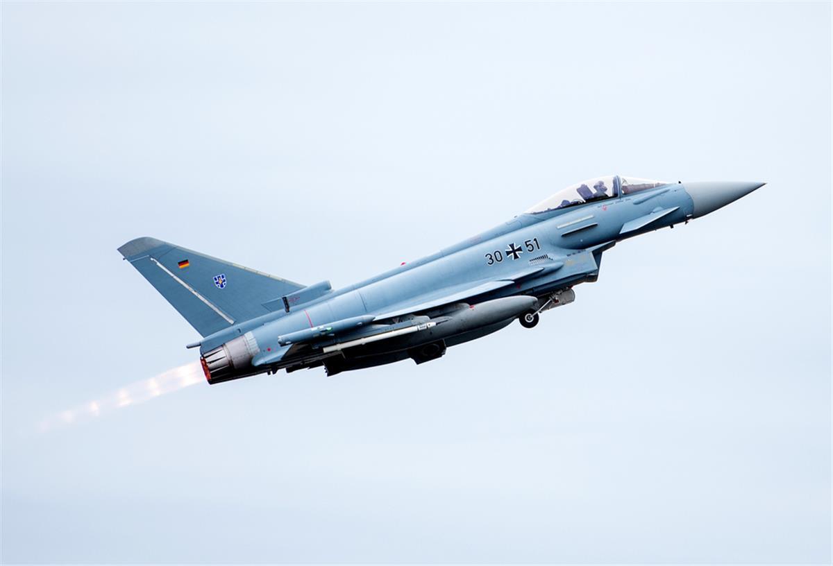 Ein Kampfflugzeug vom Typ "Eurofighter" vom Taktischen Luftwaffengeschwader 73 "Steinhoff" startet