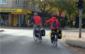Zwei Fahrradfahrer sind in Wilstedt auif der Hauptstraße unterwegs. Glaubt man Leuten, die regelmäßig im Ort mit dem Rad fahren, dann riskiert das Duo sein Leben.