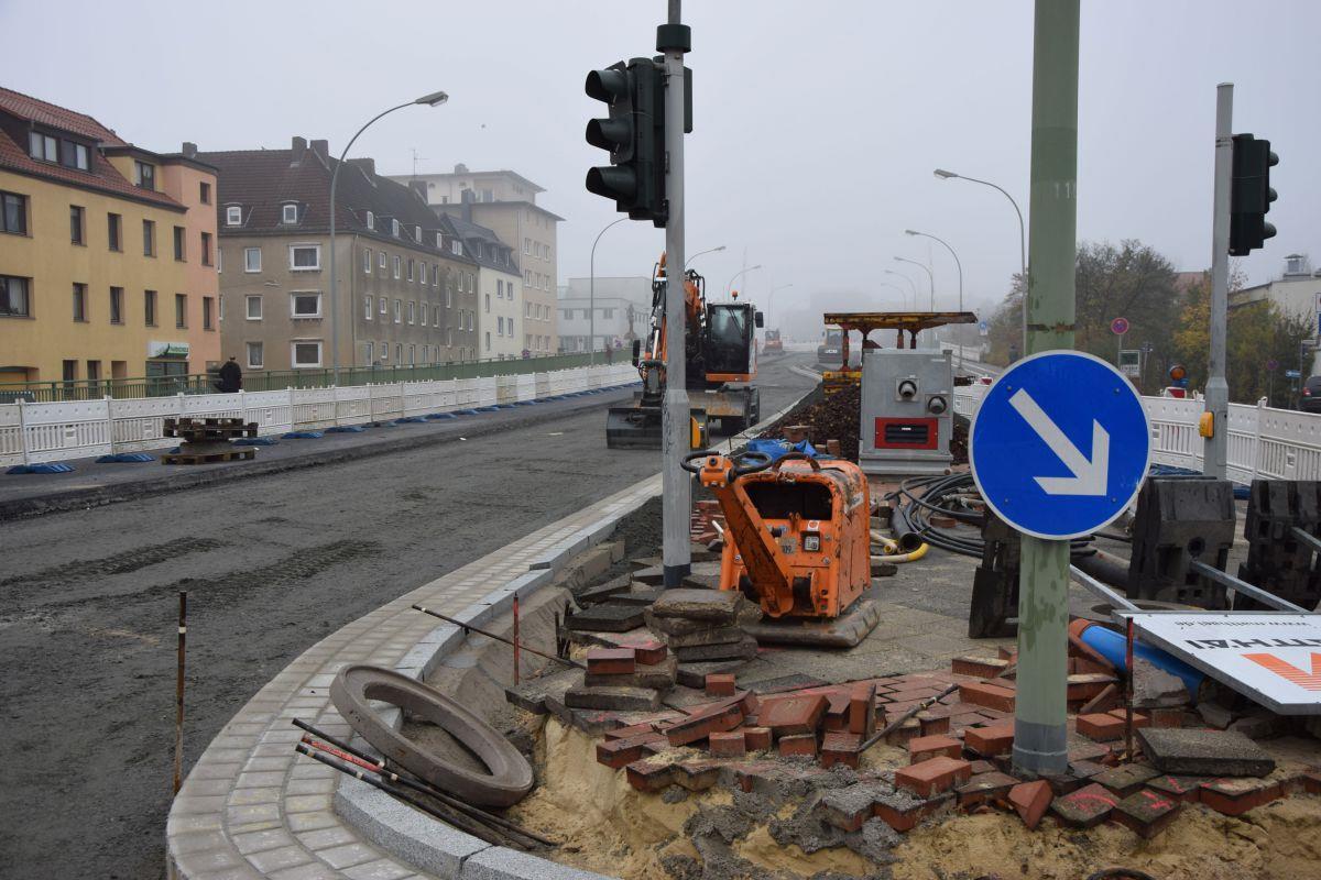 Bremerhaven: Kennedybrücke bleibt bis Ende des Jahres Nadelöhr Zwei Fahrspuren auf der Rampenzufahrt zur Kennedybrücke in Bremerhaven sind auf der Westseite bereits fertig. Ab Donnerstag sollen die nächsten beiden Spuren asphaltiert werden.