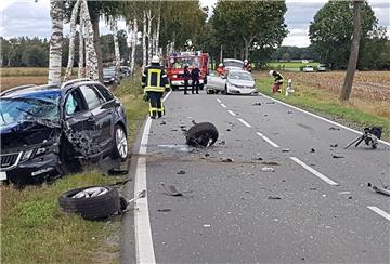 Zwei Fahrzeuge, ein Skoda-Kombi sowie ein VW- Kombi, waren aus ungeklärter Ursache seitlich frontal miteinander kollidiert.