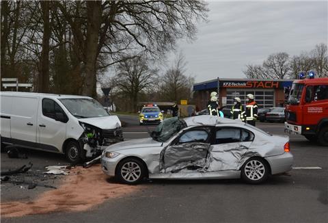 Zwei Fahrzeuge stießen auf der B 71 in Mulmshorn zusammen.
