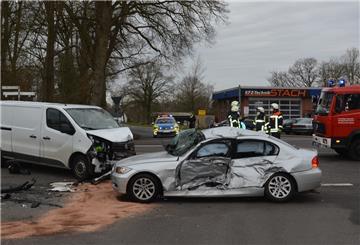 Zwei Fahrzeuge stießen auf der B 71 in Mulmshorn zusammen.
