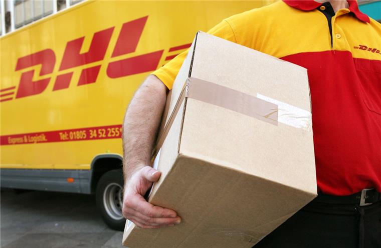 Zwei falsche DHL-Mitarbeiter haben in Bremen eine Familie überfallen.