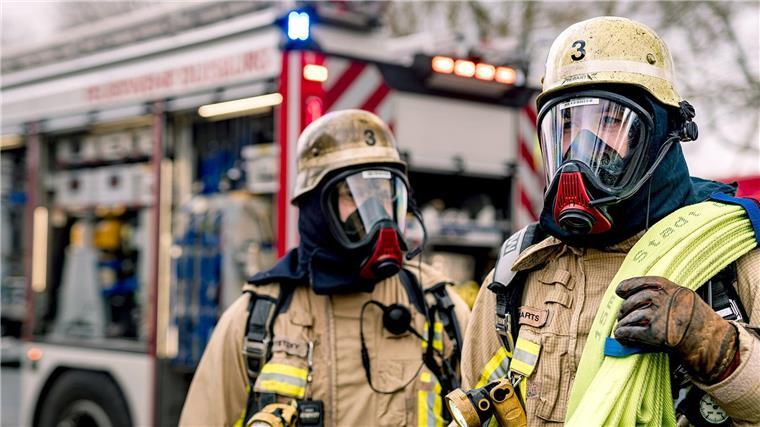 „Feuer & Flamme“ lodern jetzt in Duisburg Zwei Feuerwehrleute der Feuer- und Rettungswache 3 in Duisburg in voller Montur.