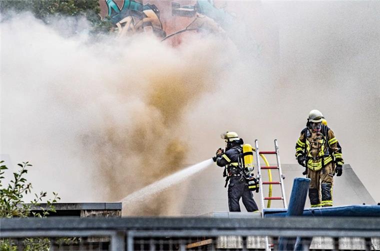 Kita-Brand: Einsatz in Bremerhaven-Lehe dauert noch an Zwei Feuerwehrmänner löschen das Feuer, das am Donnerstagvormittag in der Kita Michaelis in Bremerhaven-Lehe ausgebrochen ist.