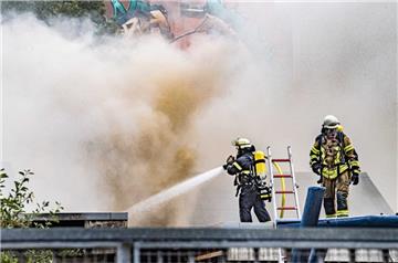 Zwei Feuerwehrmänner löschen das Feuer, das am Donnerstagvormittag in der Kita Michaelis in Bremerhaven-Lehe ausgebrochen ist. 