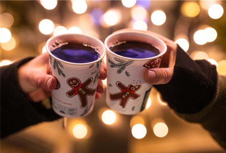 Zwei Frauen stoßen mit Glühwein an. Solche Bilder werden ab morgen in der Öffentlichkeit nicht mehr zu sehen sein.