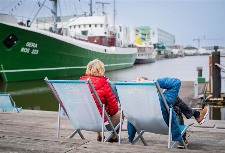 Ganz schön fischig! Bilder der Fischparty im Fischereihafen Bremerhaven Zwei frühangereiste Gäste nutzten die Zeit vor dem Trubel im Schaufenster, um den Blick aufs Wasser zu genießen.
