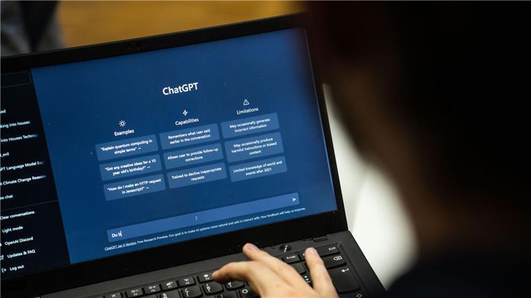 Umfrage: Mehrheit nutzt KI-Tools Zwei Jahre nach der Premiere von ChatGPT hat erstmals mehr als die Hälfte der Menschen in Deutschland ab 16 Jahren bereits Anwendungen generativer Künstlicher Intelligenz genutzt. (Symbolbild)