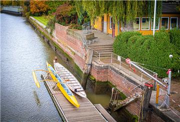 Zwei Jahre wird sie wohl halten, sagen die Fachleute: Die geflickte Kaje am Vereinshaus des Bremerhavener Kanuvereins an der Geeste. Foto: Hartmann