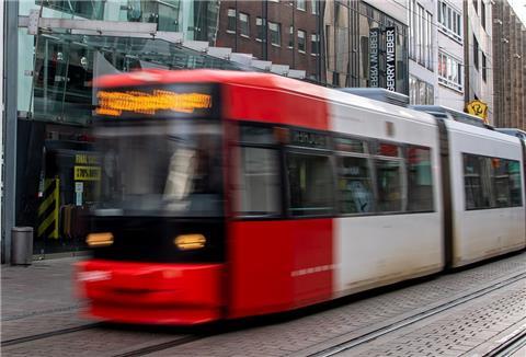 Zwei junge Männe haben in Bremen eine Straßenbahn entführt.