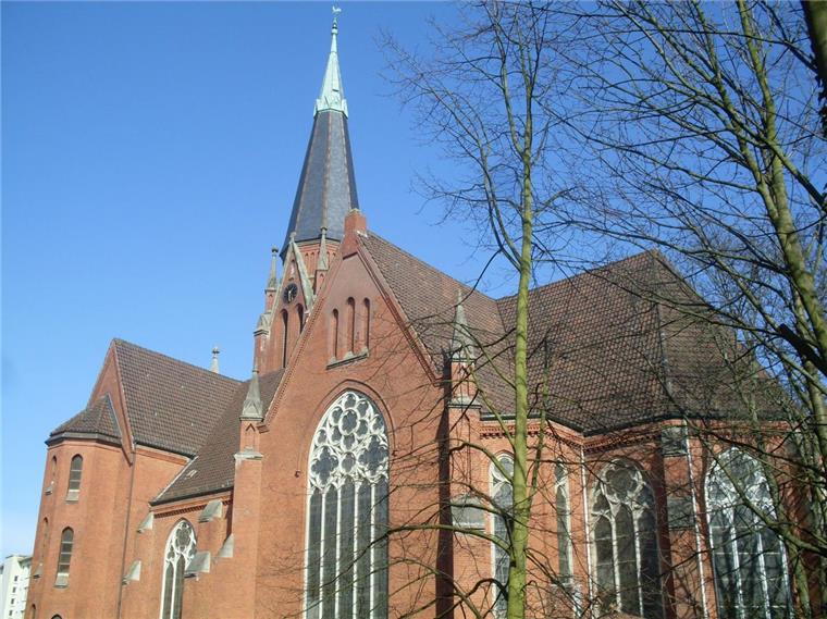 Zwei junge Männer sind in der Nacht zu Dienstag auf ein Gerüst an der Herz-Jesu-Kirche in Geestemünde geklettert.