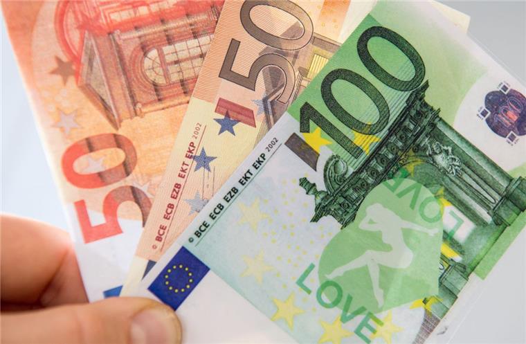 Zwei Jungen aus der Gemeinde Loxstedt haben 200 Euro an einer Bahnstrecke gefunden und bei der Polizei abgegeben. Anders als auf unserem Symbolbild handelte es sich bei den gefundenen Scheinen um echtes Geld. 