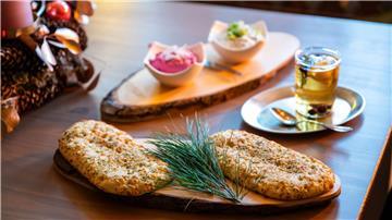 Zwei Kiefernnadeln-Foccacia liegen auf einem Tisch in der Waldkräuterey.