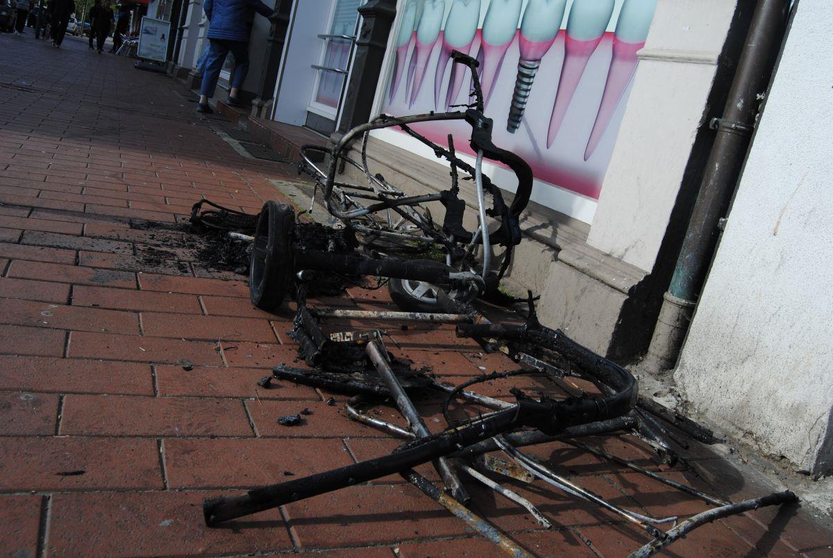 Kinderwagen brennen in Lehe: Polizei geht von Brandstiftung aus Zwei Kinderwagen haben in einem Hausflur in Bremerhaven-Lehe gebrannt.