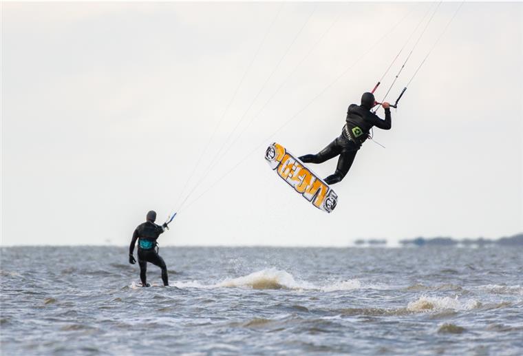 Zwei Kitesurfer in der Nordsee.Im Wattenmeer ist dieses Hobby umstritten.