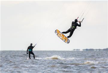 Zwei Kitesurfer in der Nordsee.Im Wattenmeer ist dieses Hobby umstritten.