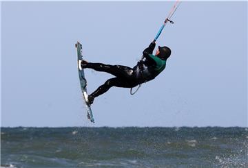Zwei Kitesurfer sind in der Nordsee in eine Notlage gekommen.