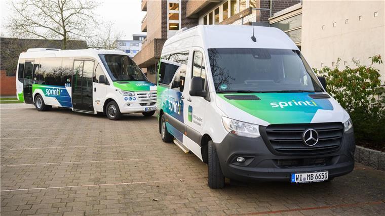 Kleinbus per App: Lies sieht „Sprinti“ als Erfolgsmodell Zwei Kleinbusse stehen vor dem Rathaus in Sehnde in der Region Hannover.