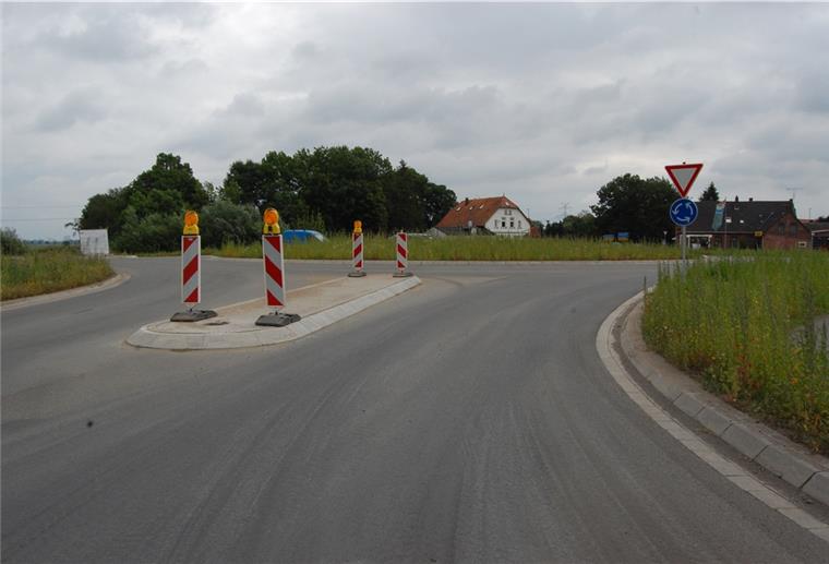 Zwei Kreisverkehrsplätze – hier der in Strückhausen – sorgen dafür, dass der Verkehr von und nach Strückhausen und nach Ovelgönne fließen kann.