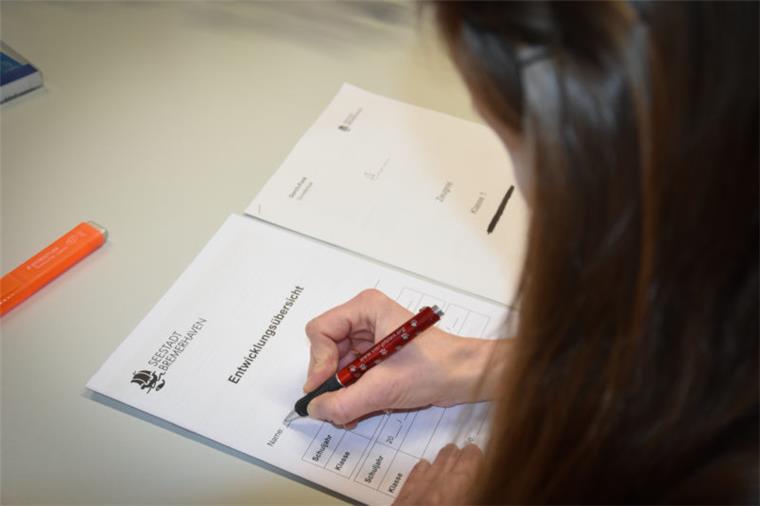 Zwei Lehrerinnen beziehen in der Debatte um eine mögliche Rückkehr zu Noten klar Stellung. Foto: Sauer