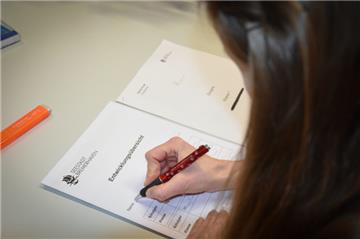 Zwei Lehrerinnen beziehen in der Debatte um eine mögliche Rückkehr zu Noten klar Stellung. Foto: Sauer