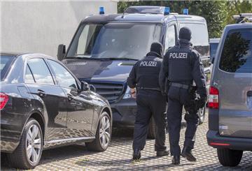 Eine Hand hält Handschellen vor einen Streifenwagen der Polizei. Am 05.04.2022 wird in Berlin die Polizeiliche Kriminalstatistik 2021 vorgestellt. +++ dpa-Bildfunk +++
