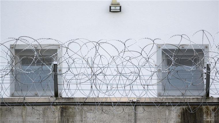 Zwei Männer im Alter von 19 und 34 Jahren sollen einen Sprengstoffanschlag geplant haben. Sie sitzen weiter in Untersuchungshaft. (Symbolbild)