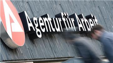 Zwei Männer sind auf dem Weg zur Agentur für Arbeit.