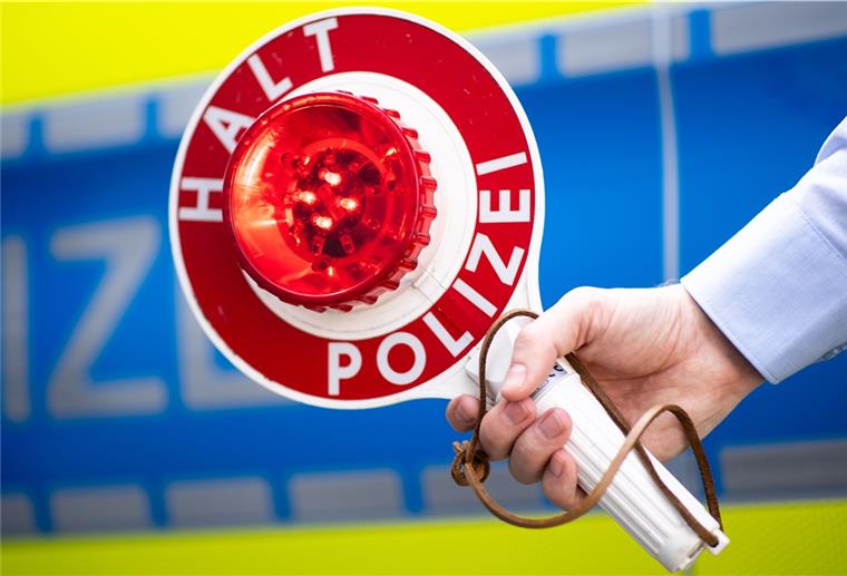 Wilde Flucht vor der Polizei endet in Bremerhaven Ein Polizist hält während eines Presstermins eine Polizeikelle mit der Aufschrift "Halt Polizei" in der Hand
