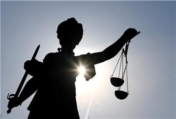Die Statue der Justitia steht mit einer Waage und einem Schwert in der Hand auf dem Gerechtigkeitsbrunnen auf dem Frankfurter Römerberg.