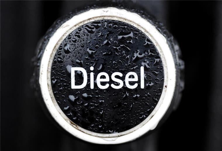 Das Wort «Diesel» auf einer vom Regen nassen Zapfpistole am Mittwoch (13.04.2011) an einer Tankstelle in Frankfurt (Oder). 