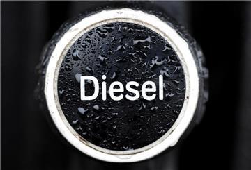 Das Wort «Diesel» auf einer vom Regen nassen Zapfpistole am Mittwoch (13.04.2011) an einer Tankstelle in Frankfurt (Oder). 