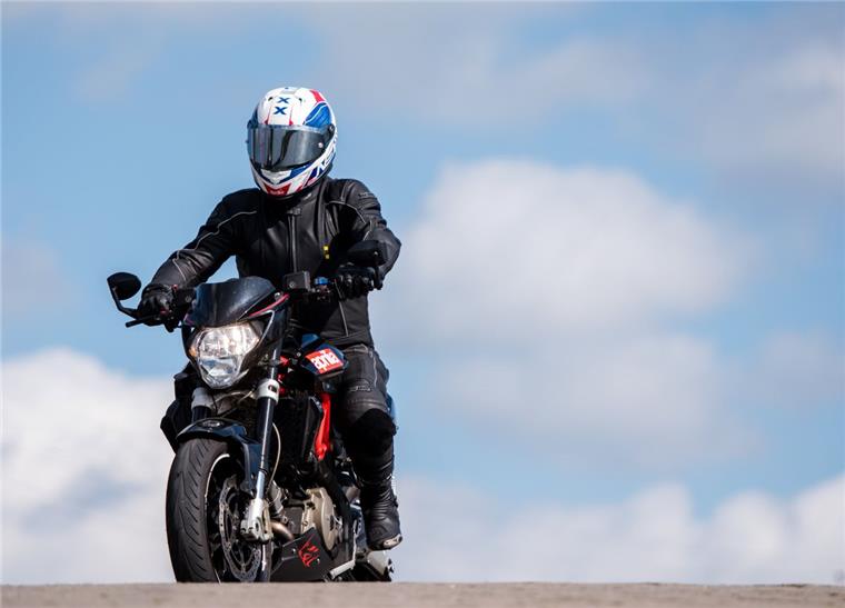 Zwei Motorradfahrer haben sich bei Stürzen im Landkreis Cuxhaven verletzt. 