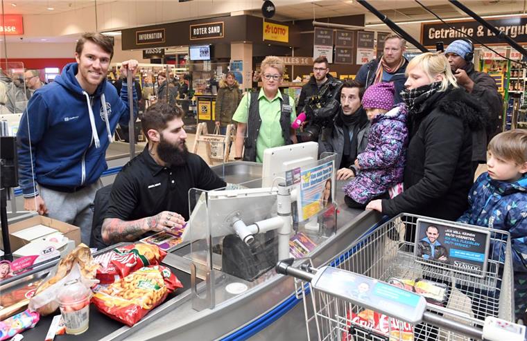 Bremerhaven: Cody Lampl und Jordan Hulls kassieren für den guten Zweck Zwei „Naturtalente“ an der Kasse: Jordan Hulls (links) und Cody Lampl.