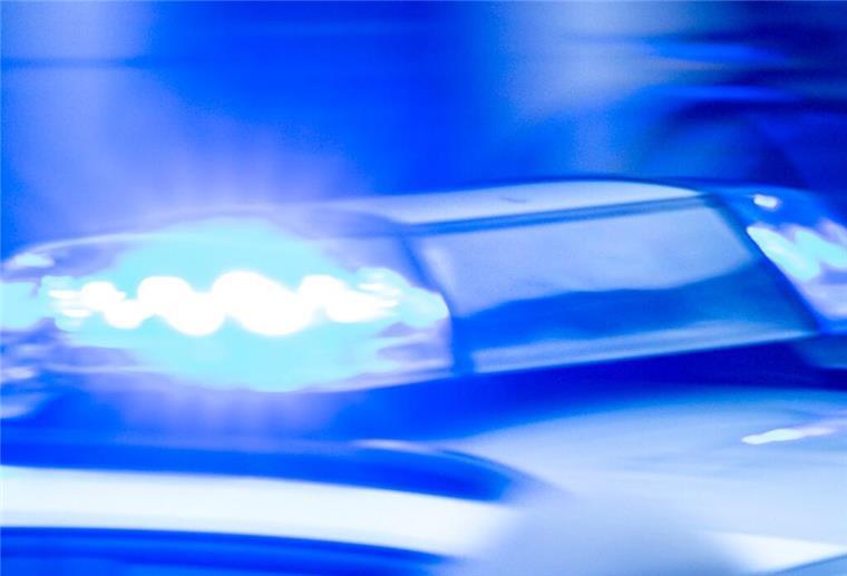 Ein Streifenwagen der Polizei ist mit Blaulicht im Einsatz.