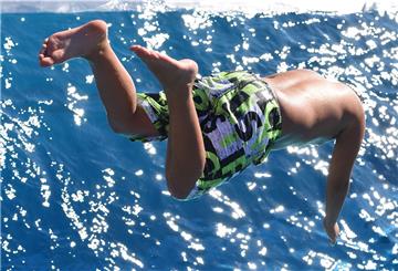 Zwei Polizisten retteten am Montag einem 28-jährigen Mann das Leben. Der Mann war in einem See bei Bremen-Burglesum schwimmen gewesen, als er einen Erschöpfungsanfall hatte.