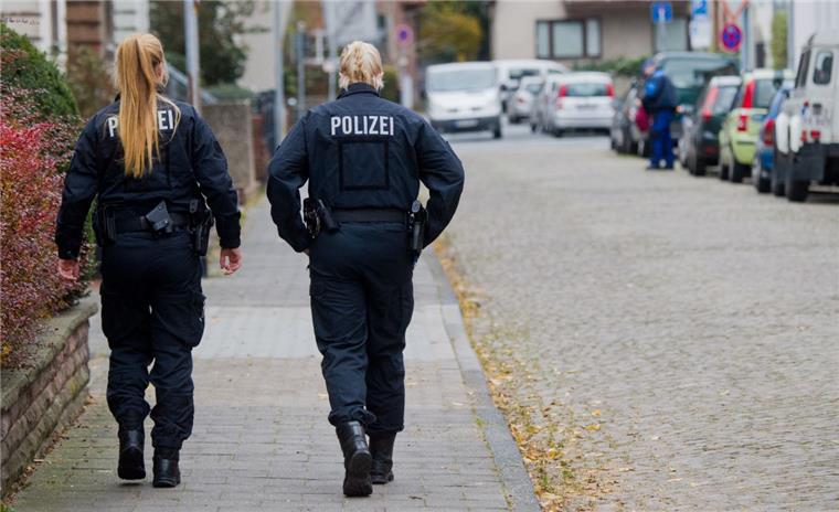 Tragödie in Hameln: Kind saß mit im Auto Zwei Polizistinnen gehen am Montag über eine Straße in Hameln. Hier hatte am Vorabend ein Mann eine junge Frau mit einem Seil an die Anhängerkupplung eines Autos gebunden und rund 250 Meter weit durch die Stadt geschleift.