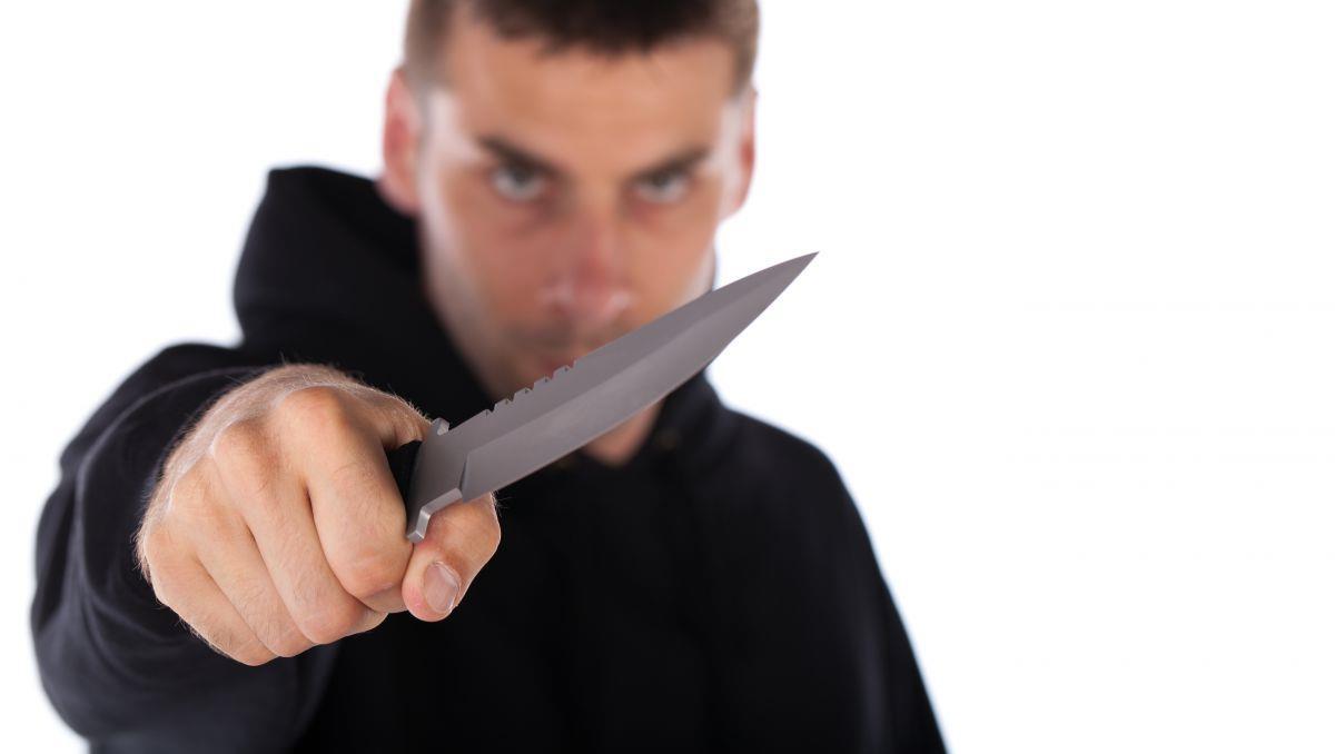 Zwei Räuber haben in Bremen ihr Opfer mit einem Messer bedroht. 