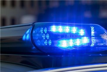 Das Blaulicht auf einem Fahrzeug der Polizei leuchtet in der Dunkelheit. 