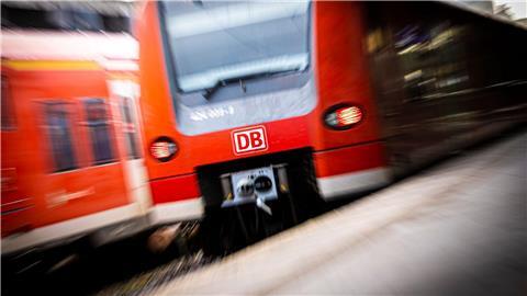 Zwei Regionalbahnen der Deutschen Bahn stehen am Morgen im Hauptbahnhof.