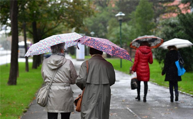 Zwei Rentnerinnen wurden am Dienstagvormittag vom Regen überrascht und mussten von der Polizei nach Hause gebracht werden - sie hatten vergessen, wo sie wohnen.