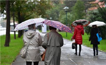 Zwei Rentnerinnen wurden am Dienstagvormittag vom Regen überrascht und mussten von der Polizei nach Hause gebracht werden - sie hatten vergessen, wo sie wohnen.