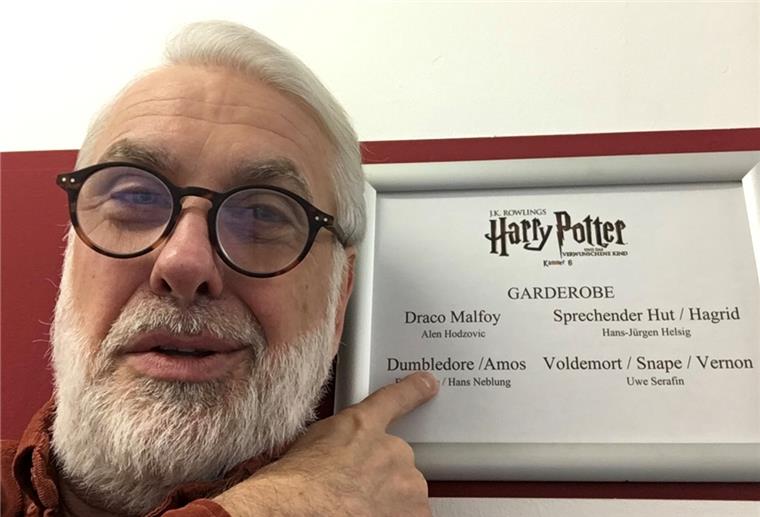 Hans Neblung spielt den Dumbledore Zwei Rollen spielt er Hamburg: Hans Neblung steht vor der Garderobentür mit seinem Namen.