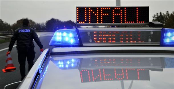 Ladung nicht gesichert: Unfall auf der A27 in Bremerhaven Zwei schlecht gesicherte Laubbehälter haben am Mittwochmorgen für einen Unfall auf der A27 gesorgt.