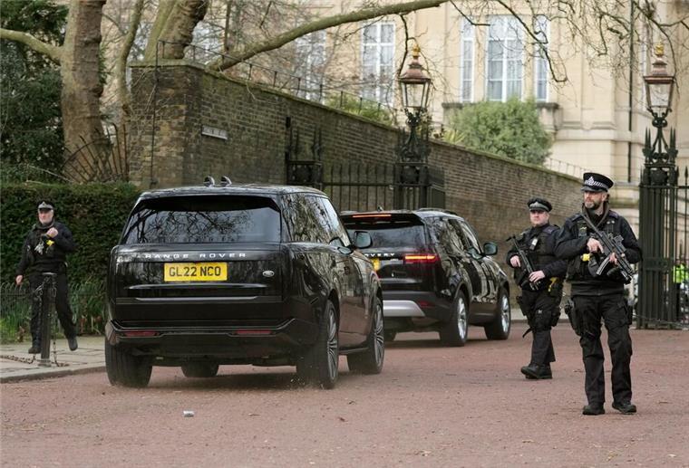 Nach Krebsdiagnose: Hoffen auf royale Aussöhnung Zwei schwarze Geländewagen treffen im Clarence House ein. In einem der Fahrzeuge soll Prinz Harry sitzen.