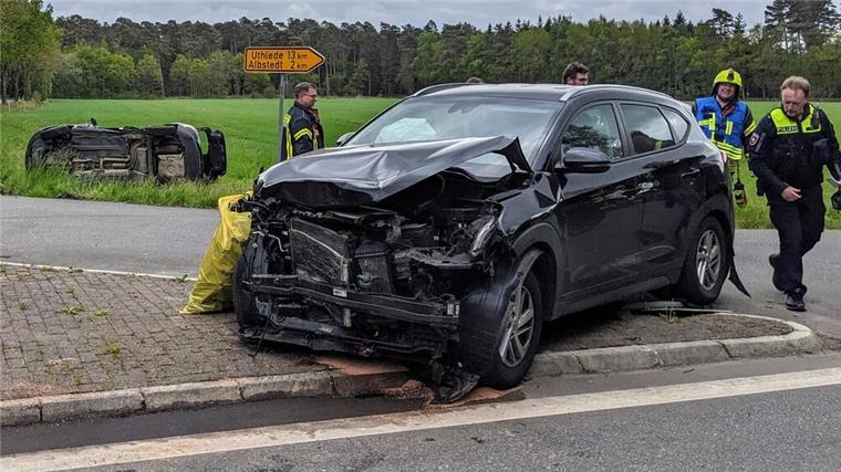 Zwei schwerbeschädigte Fahrzeuge und drei Verletzte waren die Folge eines Unfalls in Hagen.